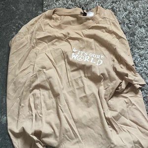 t-shirt - säljer denna t-shirt från h&m!! den är i storleken large men sitter ändå fint på mig som är xs!! den har även tryck på baksidan så kom privat om ni vill ha bild