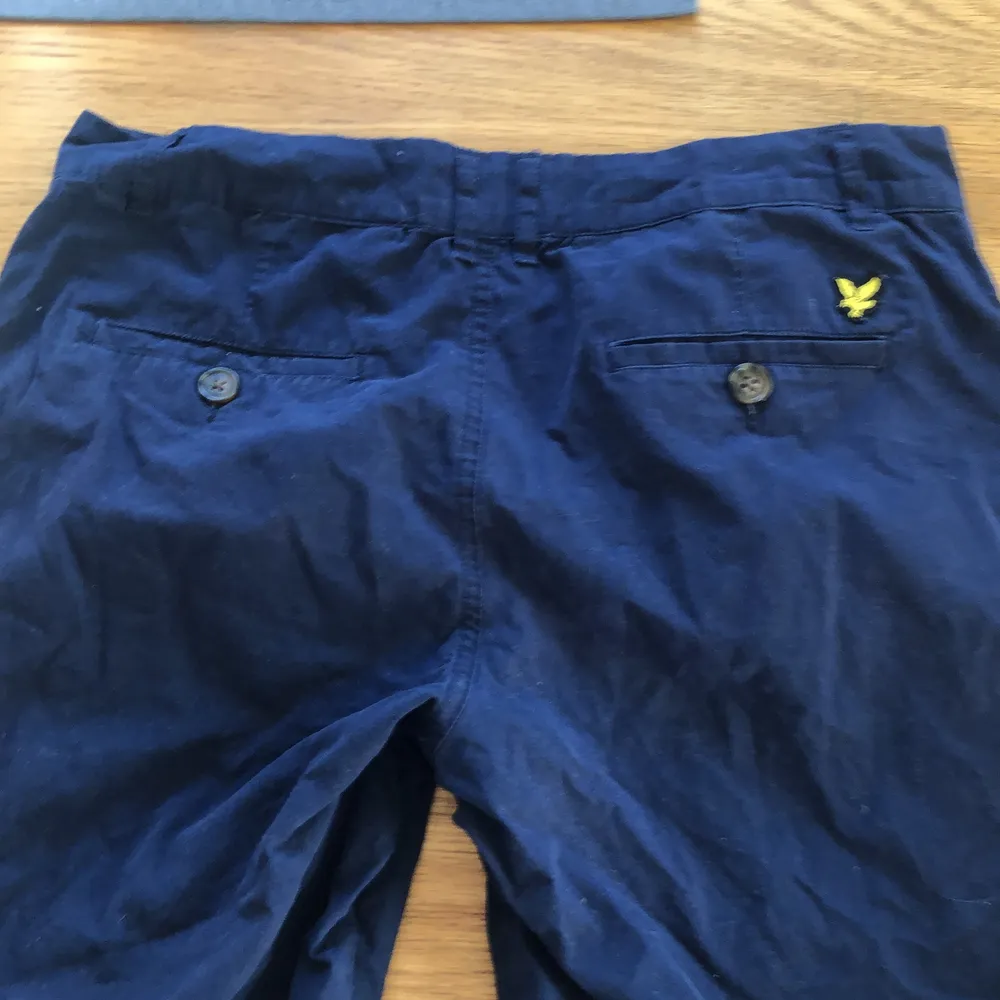 Mörk blå fin shorts från lyle & scott Passar en 14-15 år gammal ”smalare” kille. Shorts.