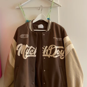 Brun jacka - Brun jacka/tjocktröja från bershka