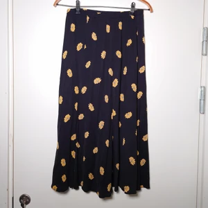 Lång kjol🌻 - Lång vintagekjol med två lager. Märkt som storlek 40 men är mer som S🌻