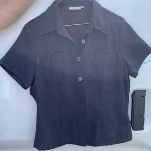 Grått set med kjol - Ett set från Hennes. Toppen är storlek 40 men liten i storleken så är mer som en 38. Kjolen är storlek 36. Kan säljas separat för 250 kr/ st, eller båda för 500 kr + frakt. 