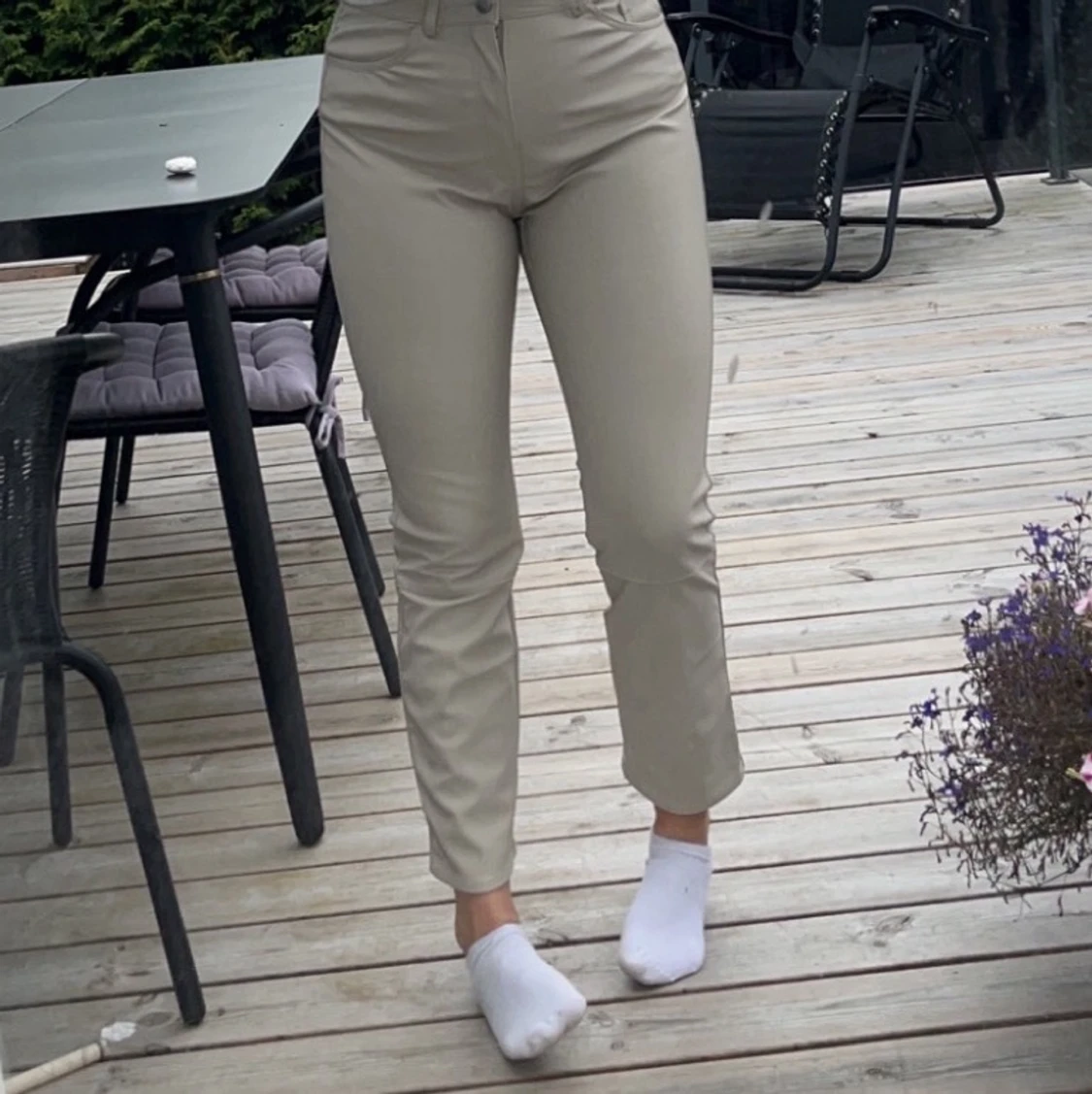 Beiga byxor i läderimitation