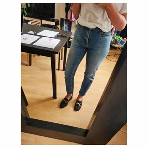 Hm mom-jeans  - Hm mom-jeans i stl 26. Ljusblå 