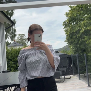 Blus från nakd strl 36 - Blå och vitrandig blus med knytning i ryggen från nakd strl 36