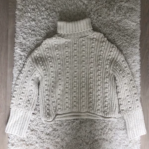 Stickad tröja  - Stickad tröja från Bikbok i stl M Sparsamt använd och parfekt till hösten då den är tjock