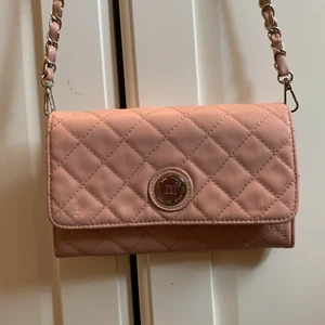 Don Donna - Äkta läder väska från Don Donna i ljusrosa färg.💗 Måtten är 21•14 cm. Väskan är använd några gånger men är i gott skick. Kontakta mig vid intresse💗 