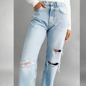 90s jeans - Säljer mina supersnygga och supersköna 90s jeans, som endast är använda fåtal gånger. Passar till alla tillfällen!