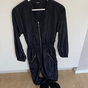 Jumpsuit - Svart jumpsuit från bikbok. Aldrig använd.  Köpt för 699:-