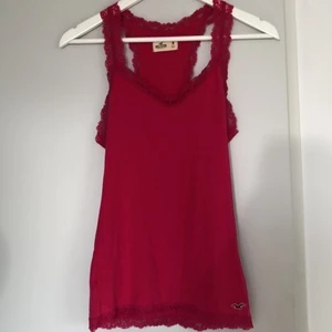 Hollister linne Storlek: M - Det här söta linnet är i gott skickt och passar bra på mig som oftast bär S/M. Linnet är stretchigt och passar bra om man letar efter ett fint spetslinne. Säljer för att den inte längre är min stil!❤️❤️