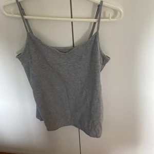 Grått linne - Fint grått linne som är helt oanvänt!! Jag säljer det för 40kr😍