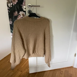 Stickad teöja - En beige stickad tröja från gina tricot. Storlek S-M. 50 kr + frakt💕