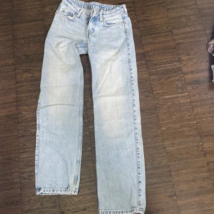 Arrow Low jeans - Jätte fina lågmidjade byxor från weekday💕 Dom är i modellen arrow low💕 Kom privat för bilder på och köparen står för frakt
