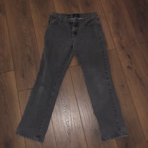 Lågmidjade Bootcut/flare Jeans - Snygga och jättetrendiga lågmidjade jeans i väldigt bra skick som är nånstans mittemellan bootcut och raka. Säljer pga att även dessa är lite korta på mig, men annars hade jag lätt behållt dem för tycker verkligen om dem!! 🥰 Pris kan diskuteras. 