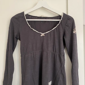 Odd Molly Tröja  - Grå Odd Molly tröja med ett litet hål i sig (knappt synbart). Storleken är 0 vilket motsvarar Xs/S. Köparen står för frakten💓