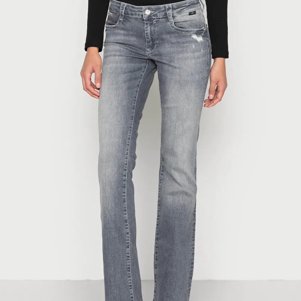 Säljer dessa jeans från Mavi (Bella mid Rise), slutsålda, jättesnygga men tyvärr förstora för mig. Köptes för 719 kr. Storlek 27x32, innerbenslängden 80 cm, midja tvärs över 35 cm. Jeans & Byxor.