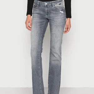 Mavi jeans - Säljer dessa jeans från Mavi (Bella mid Rise), slutsålda, jättesnygga men tyvärr förstora för mig. Köptes för 719 kr. Storlek 27x32, innerbenslängden 80 cm, midja tvärs över 35 cm