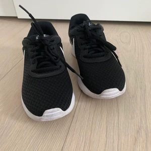 Nike skor - Säljer ett par nike skor. Använda ca 5-7 gånger. Fint skick.❣️❤️‍🔥