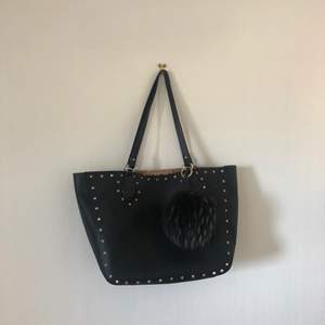 Öppen handväska från Zara med en mini väska och fluffboll som köpts för sig Ord pris. 599:-  Kontakta via chatt för köp, frakt tillkommer.