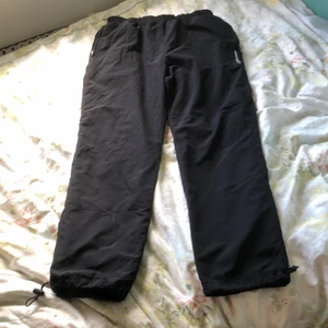 Reebok trackpants - Trackpants från Reebok. Har ett litet hål (bild 3) under ena fickan men själva fickan är helt intakt. Förutom det så är det inga fel på dom. Kan mötas upp på Södermalm, annars betalar köparen för frakten.