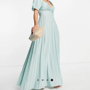 Balklänning - Slutsåld klänning på ASOS, samma färg som på modellen! Aldrid använd