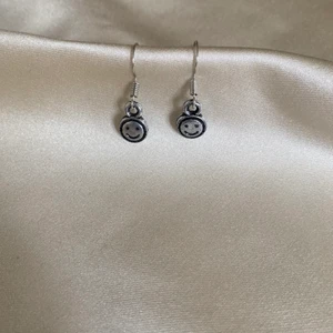 Smiley örhängen! - Smiley örhängen! Jag har gjort dem så de är helt oanvända och i bra skick! Är ni intresserade av fler smycken kan ni kolla min Instagram @parlans_design :) Frakten är 15kr och det skickas med frimärke! Betala med swish💸