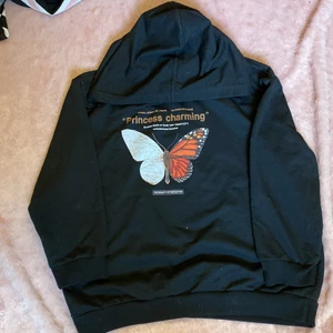 128-132 - Tröja storlek xxs kort i armarna 💗 tunt material💗