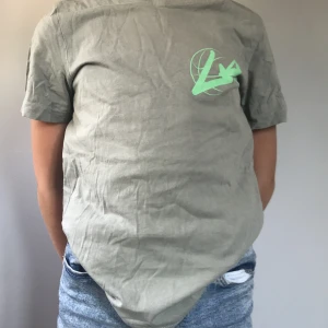 Jag säljer ett två pack med t-shirts! - Jag säljer ett två pack med t-shirts! Den gråa t-shirts har ett litet hål upp till