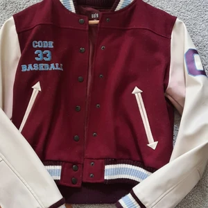 Jacka - Säljer nu denna jacka som är tidigare köpt här på plick! Den är i fint skick, men lite missfärgad i armhålorna (bild 3). Dessutom ett litet hål innuti en ficka. Förutom det finns det inga problem. ☺️ Den sitter lite oversized på mig som är en S. Passar alla från M-xs! Jag köpte den för ca 500 kr <3