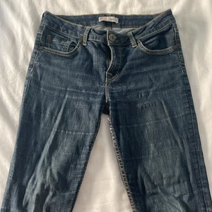 Low waist jeans - Ett par low Waits jeans från base köpta secondhand i storlek 38. Använda fårtal gånger. Utsvängda vid benen. En liten defekt i mellan benen men inget som syns allt. Kontakta mig för mer bilder. Sitter väldigt fint på men säljer pga att de blivit för små!
