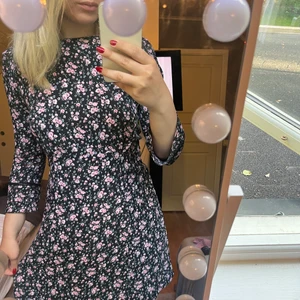 Blommig klänning - Blommig klänning från H&M i storlek 36, knapt använt 