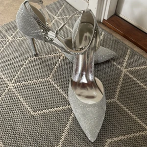 Klackskor från jjs house - Jätte fina klackskor för dig som vill va extra fin om fötterna. Om det är en bal, ett bröllop eller en utekväll där du vill känna dig som a million bucks😉  aldrig använd då balen blev inställd för mig. 