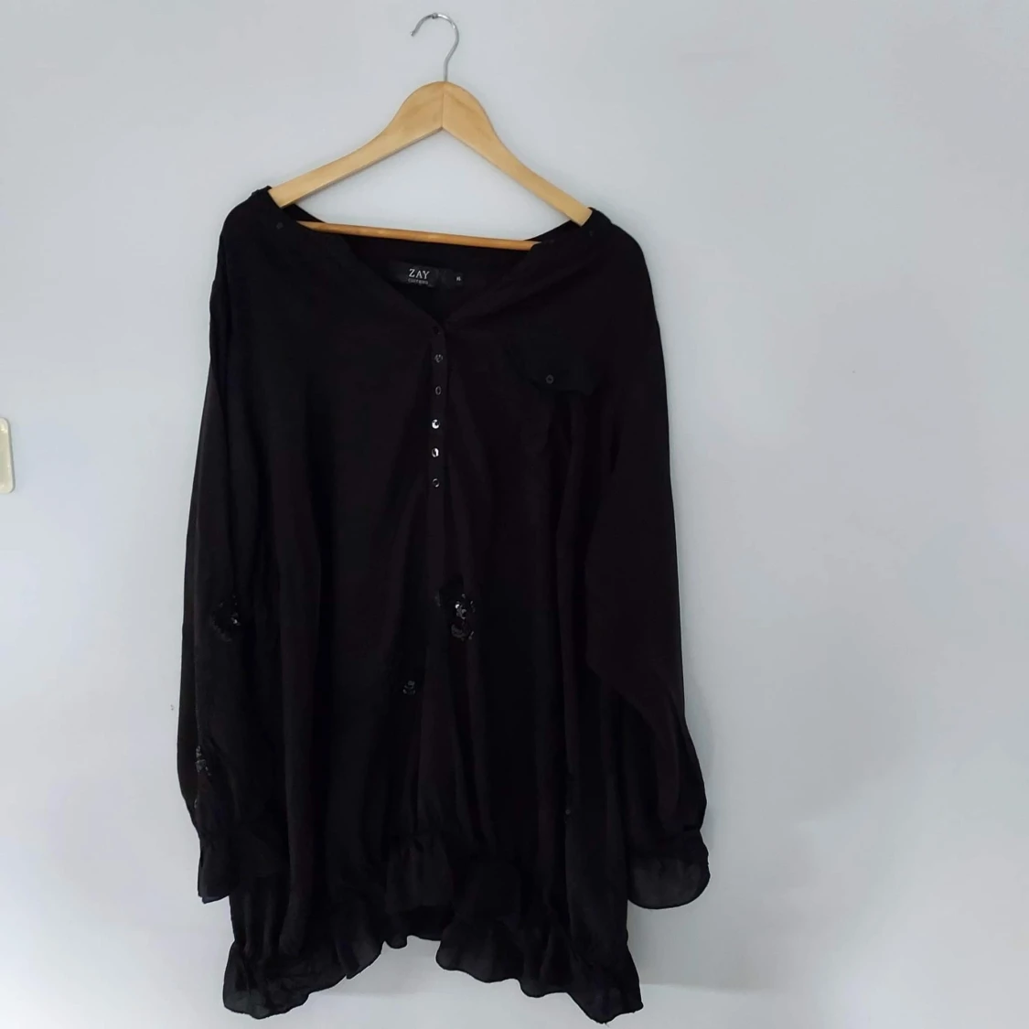 Blus med en ficka och paljetter