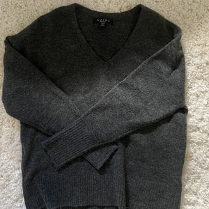 Stickad tröja - Mörkgrå, v-ringad, stickad tröja i bra skick, säljer för den aldrig kommer till användning. 