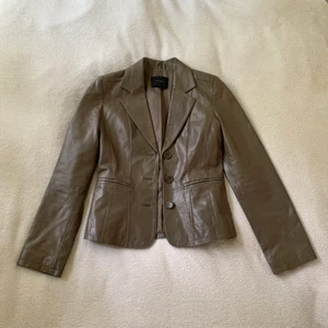 Brun skinnjacka - 💕 KLICKA INTE på köp nu, kontakta mig vid intresse! 💕 Brun skinnjacka i rakare modell, orginellt från Vero Moda! (Liknande jacka på andra bilden)