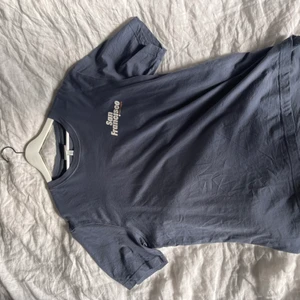 Tröja  - Snygg T-shirt, säljer den pågrund av att den är förstor 