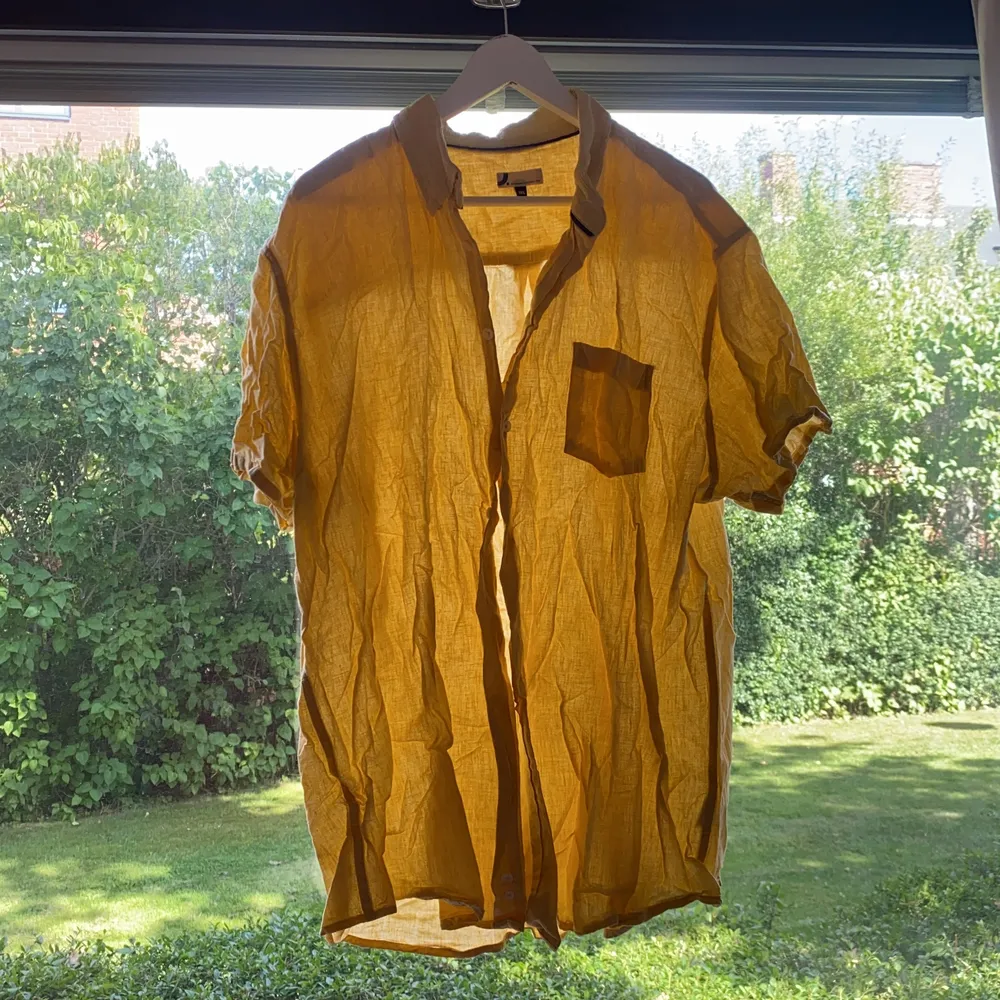 Säljer gul oversized skjorta! Ser möjligen ej tilltalande ut men efter en strykning sitter den fint och passar utmärkt till sommaroutfiten!. Skjortor.
