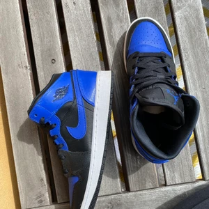 Air Jordan 1 - Hyper Royal Size 38 - Skorna är använda 3-4 gånger. För små och är som nya. Kan posta men då står du för frakten.  