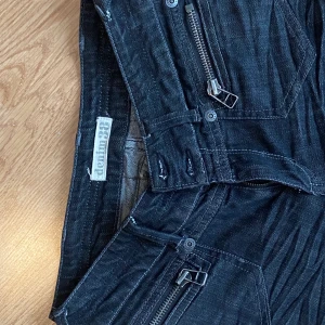 Jeans - Slim fit low waidt narrow leg  Jeans med dragkedje fickor Frakt 66kr.   Skriv för fler bilder och mått