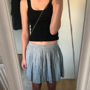Grå Kjol - Säljer min jättefina gråa kjol. Köpt här på Plick och har använt den ungefär 2 gånger! Den är alltså i superbra skick🤩 Köpte den för 100kr + frakt men jag säljer den för 60kr + frakt!😍