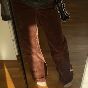 Bruna manchester byxor från HM, storlek 38 - Bruna Manchester ”jeans” från HM i storlek 38💓💓 Dessa är knappt använda då det var en present och det varken är min stil eller storlek. 