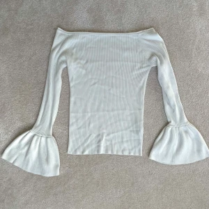 Vit offshoulder tröja - Snyggaste vita offshoulder tröjan du han hitta! Med utsvängda armar! Sitter jätte skönt med lite tjockare material, inte genomskinlig alls! Bortklippt lapp men tror storlek M eller liten L! Kontakta vid intresse:)