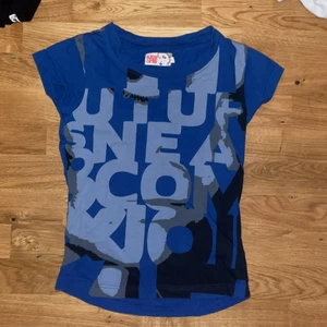 Blå T-shirt  - En fin T-shirt med fett coolt tryck, d står blend she i lappen och strlk S