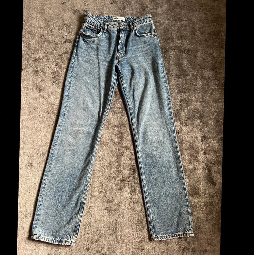 Zara midrise straight jeans i storlek 34💗i fint skick. Jeansen är slutsålda på hemsidan. Är 166cm och jeansen går till hälen på mig💗. Jeans & Byxor.