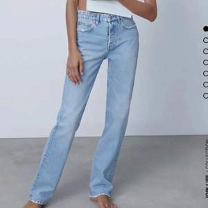 Säljer mina mid rise jeans från Zara pga används inte. hör av er för egna bilder!