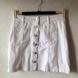 Jeanskjol - Vit jeanskjol i storlek 36 från new look. Passar även 38.