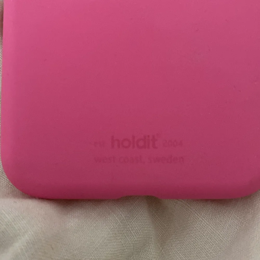 Ett rosa mobilskal från holdit . Övrigt.