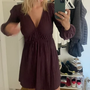 Zara klänning - Helt ny klänning från Zara. Använd 1 gång💖  Säljs inte på Zara längre, hör av dig för fler frågor.