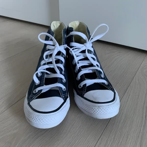 Converse - Säljer de här jätte fina skorna. Använd max 5 gånger typ. Bra skick💙