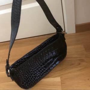 Svart handväska  - Krokodil imitation  Nyskick  Ca 35 cm 