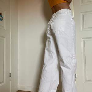 Vita skit coola jeans som dessvärre inte används då jag har ett annat likadant par💕  Jag är 174cm lång💕
